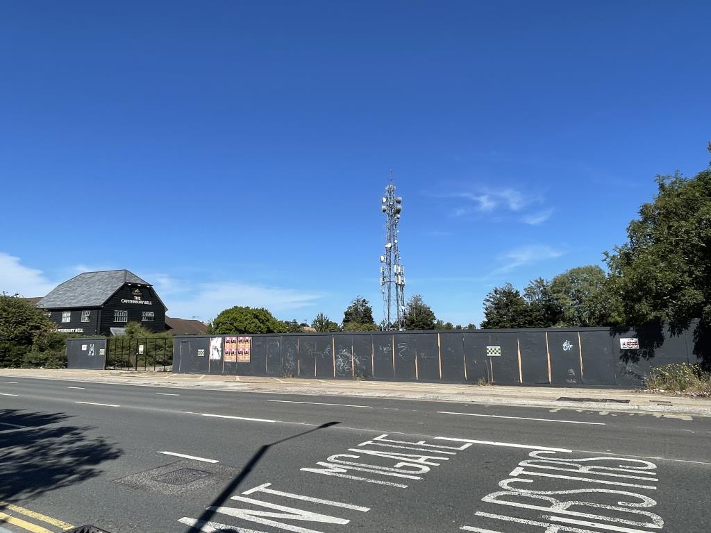 Lot: 17 - VALUABLE SITE EXTENDING TO 1.69 ACRES WITH POTENTIAL FOR DEVELOPMENT IN PRIME LOCATION - 